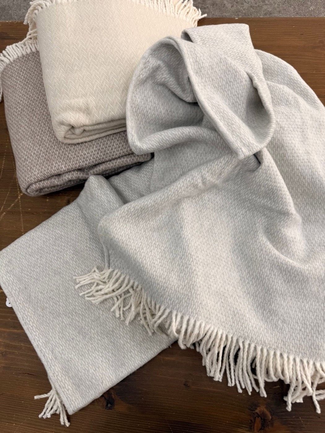 Wohndecken in Grau- und Cremetönen
